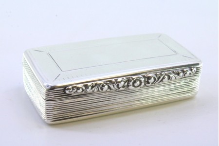 Caixa de rapé em prata guilhochada envolvendo cartela para monograma com aplicação para abertura e interior dourado.